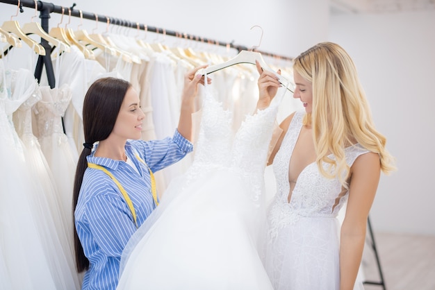 невеста покупает платье